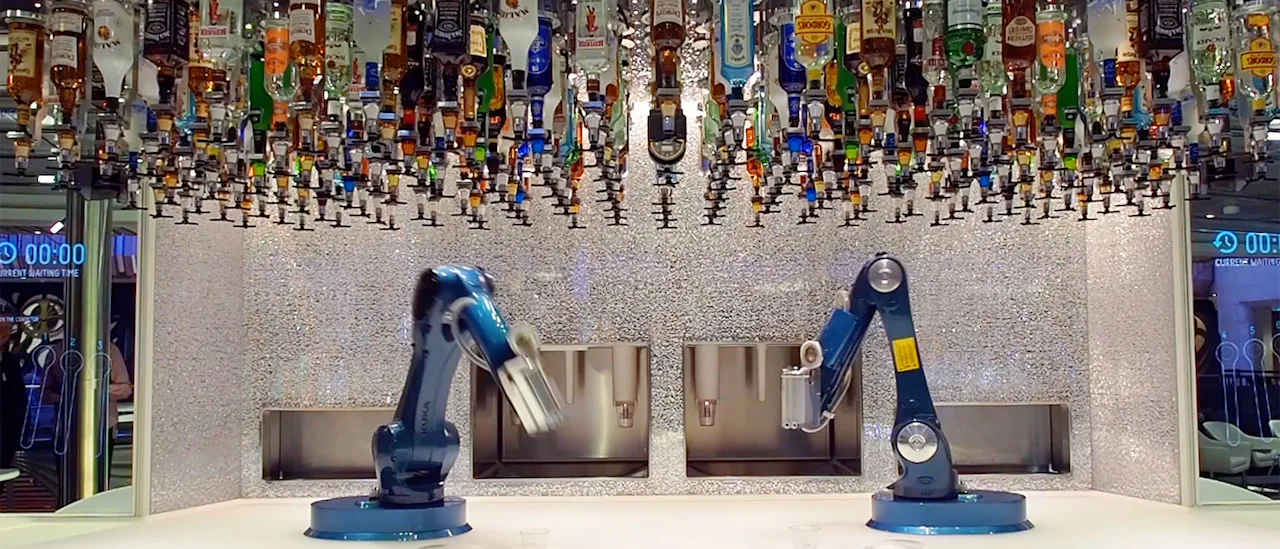 I Bionic Bar blandes drinksene af en robot