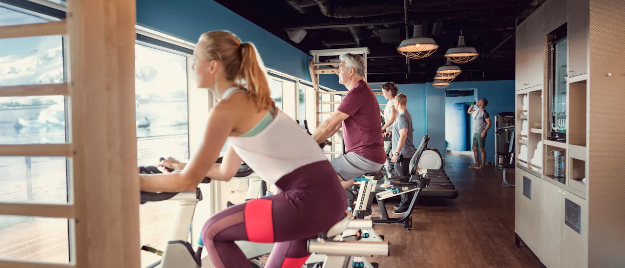 Fitnessrummet og det separate lokale til holdtræning har begge havudsigt og kan benyttes fra morgen til aften