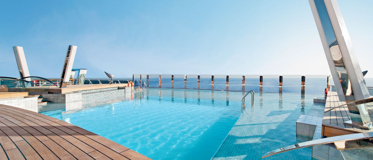 På bagsiden er en infinity pool