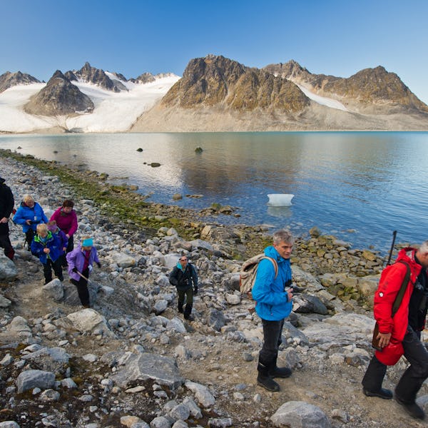 Udforsk et uberørt arktisk paradis med erfarne guider og ekspeditionsteam. Med små, intime skibe udforsker vi de isfyldte farvande og kystområder.