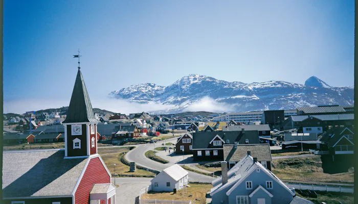 GO-Cruise - Farverige huse i Nuuk, Grønlands hovedstad og start på krydstogt til Diskobugten